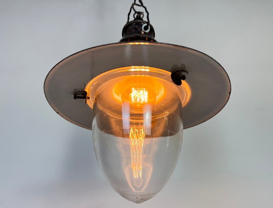 Image 1 of Industriële Duitse zwarte emaille hanglamp met glazen kap, jaren 30