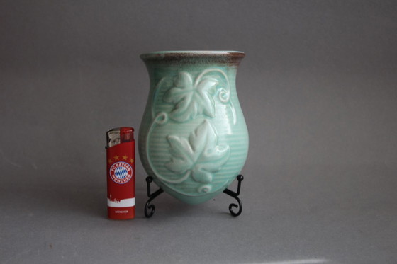 Image 1 of Lichtgroene vintage keramische wandvaas met wijnrankdecoratie.