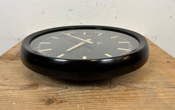 Image 1 of Industriële bakelieten fabriekswandklok van Pragotron, jaren 70