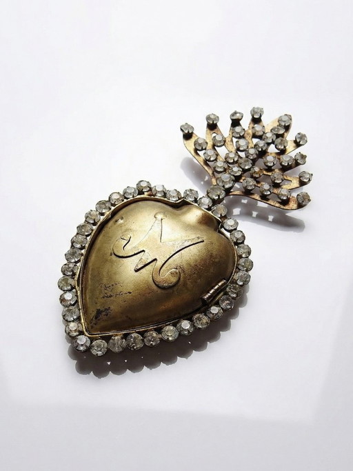 Ex voto antico, cuore fiammeggiante di Maria di Pomponne, tempestato di strass, XIX-XX secolo.