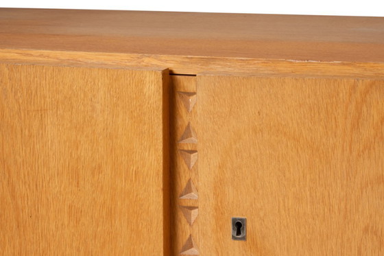 Image 1 of Aparador de roble y chapa de roble. Años 60/70.