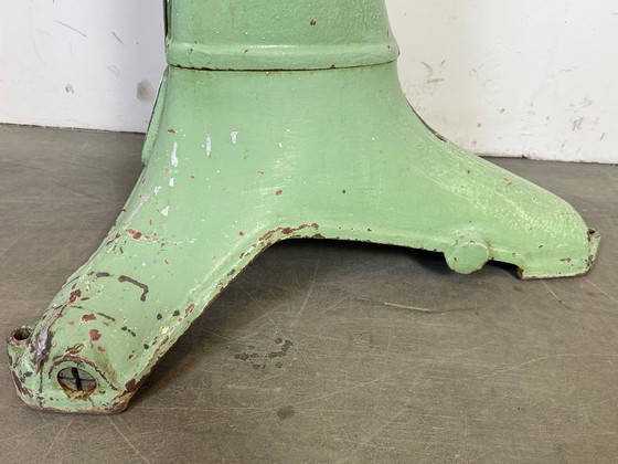 Image 1 of Mesa industrial verde de hierro fundido, década de 1960