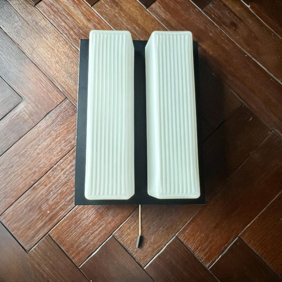 Image 1 of Due lampade da parete di metà secolo con interruttore a tirante o per montaggio diretto. Vetro satinato su corpo metallico dalla