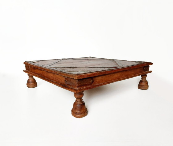 Image 1 of Table rituelle indienne ancienne de type Bajot bois et laiton – Rajasthan ou Gujarat – fin XIXe siècle