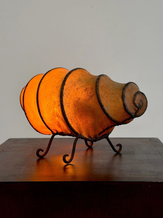 Lampe de table Vintage Rawhide Swirl au design organique (photo 7 of 11)