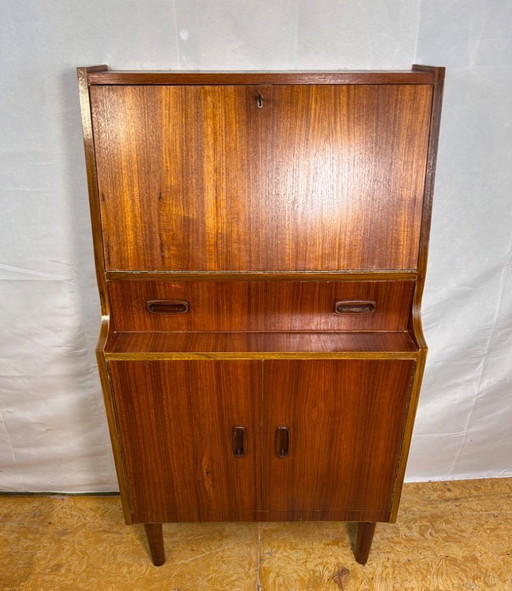 Mid Century Retro Vintage Bureau en teck (1960s) Un charmant et compact bureau en teck du milieu du siècle dernier.