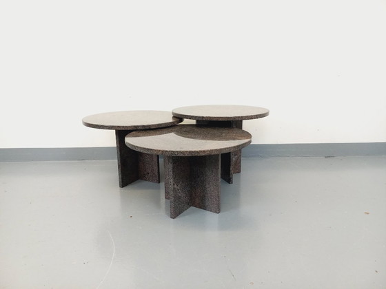 Image 1 of Set van drie vintage, in elkaar passende ronde salontafels van graniet uit de jaren 70 en 80.