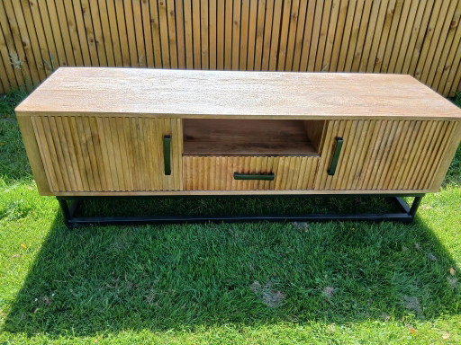 Meuble TV en bois exotique massif avec façade à lattes – 150 cm