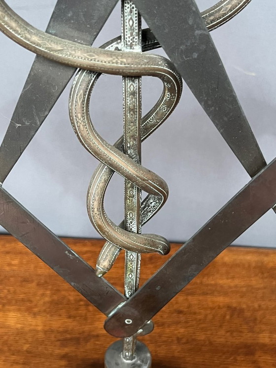 Sculpture en bronze avec éléments symboliques sur base en marbre, Marron, Vintage (photo 3 sur 5)