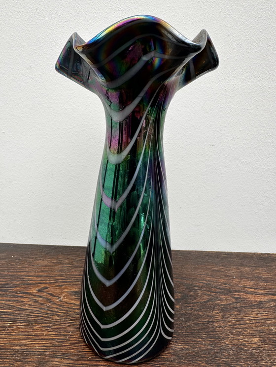 Image 1 of vaas rétro en Verre Irisé à striés et col en volant H P21 cm