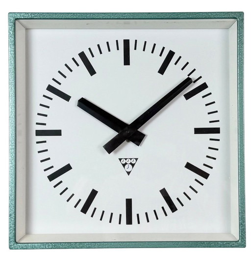 Horloge murale carrée industrielle verte de Pragotron, années 1970 – klokken, Glass, Iron