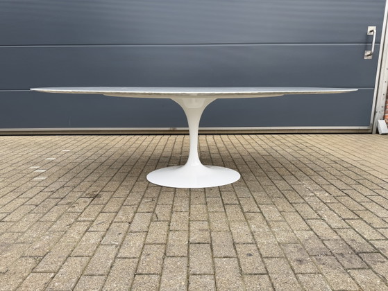 Image 1 of Table de salle à manger ovale Knoll Tulip, Eero Saarinen (244 cm), marbre de Carrare