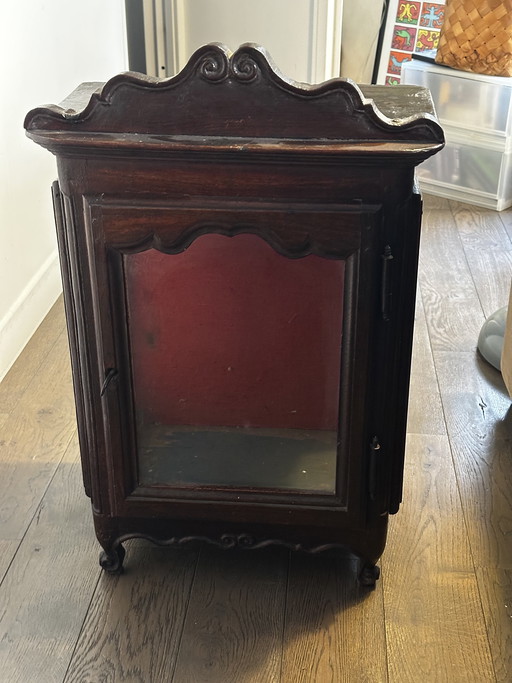 Vetrina in legno massello intagliato in stile Luigi XV, inizio XIX secolo