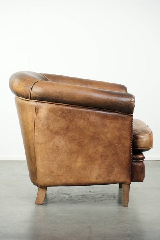 Image 1 of Stoere en begeerlijke vintage schapenleren clubfauteuil met een mooi patina en warme kleuren