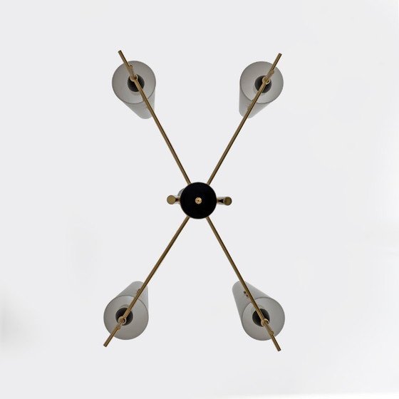 Image 1 of Stilnovo stijl, mid-century modern Italiaanse kroonluchter van messing en opaalglas uit de jaren 60.