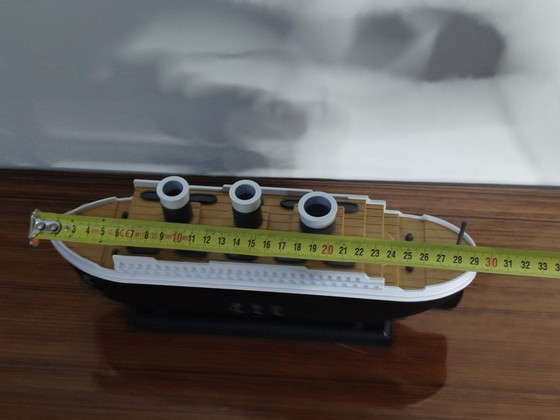 Image 1 of Luftbefeuchter/Lufterfrischer in Form des Schiffs Titanic, 30 cm