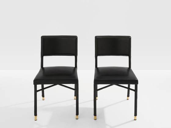 Image 1 of Jacques Quinet paar leren bijzettafels met zadelstiksel en messing details, 1950