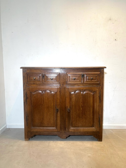 Armario antiguo de roble macizo de estilo rústico francés. – dressoirs
