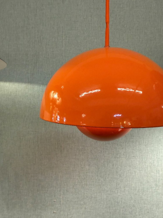 Pot de fleurs Louis Poulsen VP1 – Verner Panton – émail orange – Suspensions, Metal (photo 7 of 9)