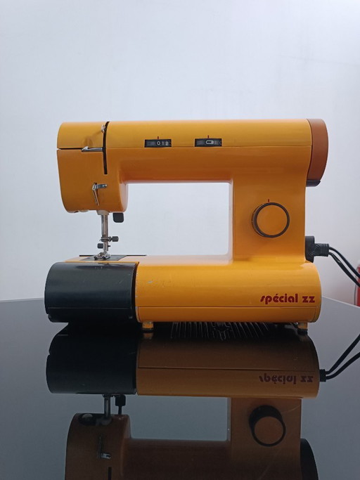 Macchina da cucire Omnia Special modello ZZ di Manufrance, anni '70.