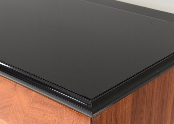 Image 1 of Credenza italiana attribuita a Vittorio Dassi in noce, vetro e ottone - anni '50