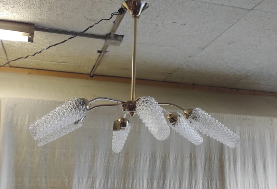 Image 1 of Lampadario a sei luci in metallo placcato oro con paralumi a tulipano in vetro - anni '50/'60