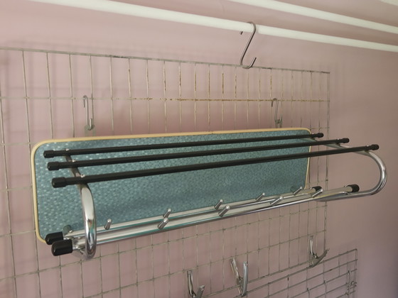 Prachtige 50's retro buisframe wandkapstok dubbele rij met hoedenrek, Bauhaus stijl blauw met chroom (photo 3 of 15)