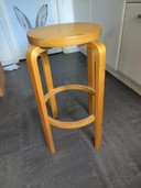 Sgabello da bar Alvar Aalto per Artek