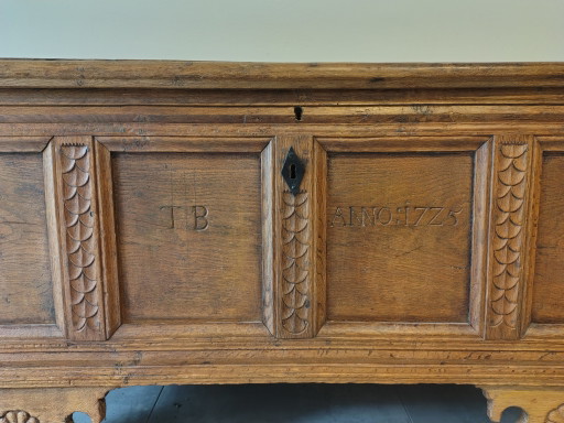 Coffre à couvertures ancien en chêne avec date gravée, XVIIIe siècle