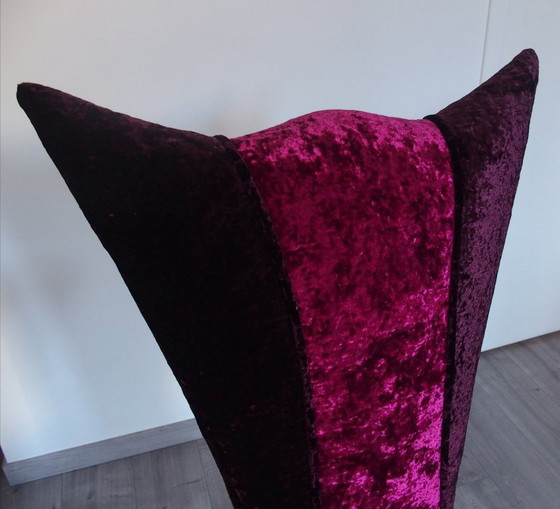 Image 1 of Couchtisch und zwei Thronsessel aus lila-fuchsiafarbenem Samt von BRETZ