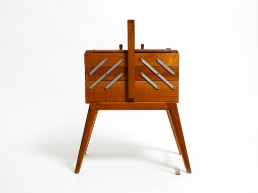 Magnifique boîte à couture italienne originale Mid Century Modern en bois de noyer avec compartiments rabattables.