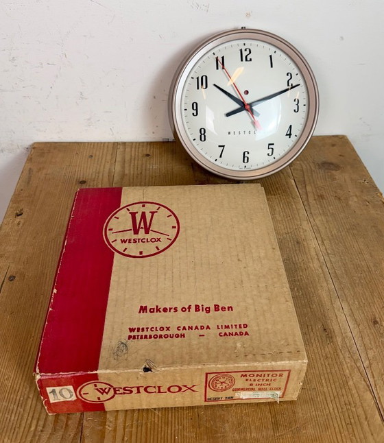 Image 1 of Bruine industriële elektrische wandklok van Westclox, jaren 60