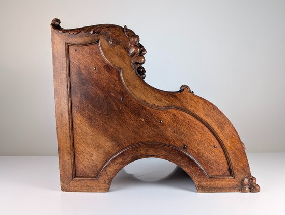 Verzierter hölzerner Tritthocker mit geschnitzten Gesichtern, Holz, Braun, Renaissance (Foto 14 von 15)