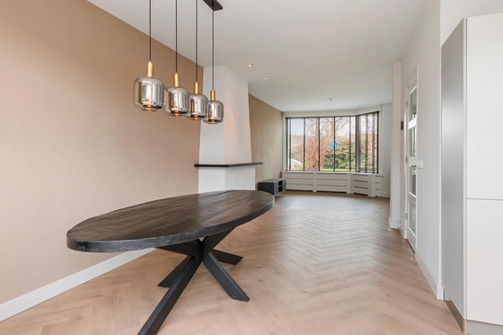 Image 1 of ovaler Esstisch aus schwarzem Mangoholz für 6/8 Personen