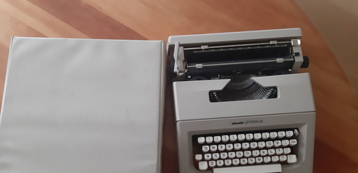 Machine à écrire avec étui Olivetti Lettera 25