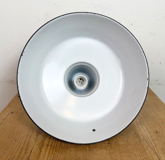 Image 1 of Industriële zwarte emaille fabriekslamp met ijzeren bovenkant, jaren 1950
