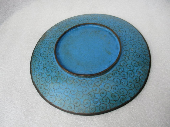 Image 1 of Plat cloisonné de la fin du XIXe siècle à décor raffiné, diamètre 30 cm.