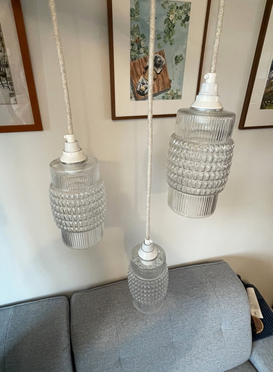 Image 1 of Ensemble de 3 suspensions en verre texturé remises à neuf, style scandinave des années 1970