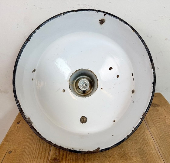 Image 1 of Industriële zwarte geëmailleerde fabriekslamp met gietijzeren bovenkant, jaren 50