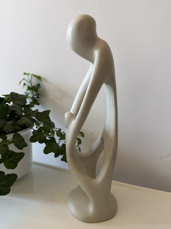 Image 1 of Sculpture en stéatite représentant un parent et un enfant