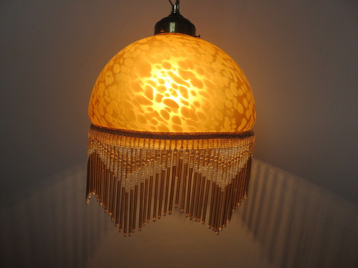 Suspension Victorienne, Verre Marmoréen, Franges Perlées et Laiton