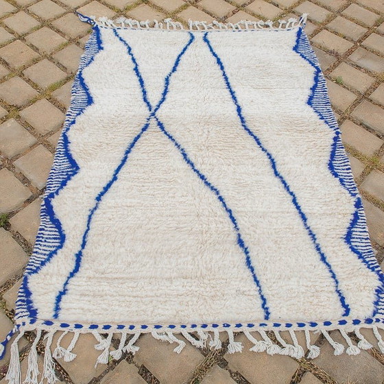 Image 1 of Alfombra bereber tradicional tejida a mano, azul y blanca, 150 x 250 cm.