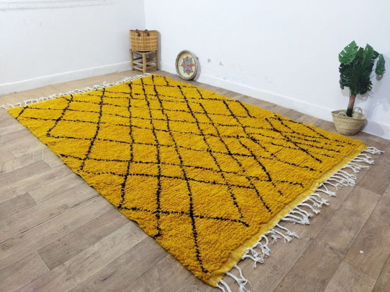 Image 1 of Alfombra bereber color amarillo mostaza – Alfombra marroquí hecha a mano con estampado de cuadros negros (286 × 200 cm)