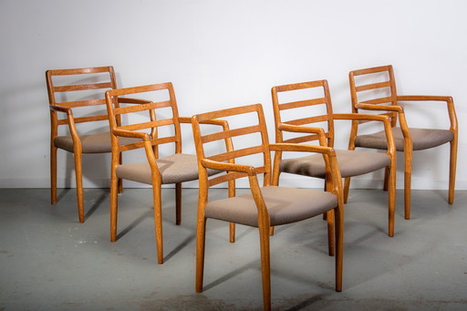 J.L. Mollers Model 68 armstoelen in eiken met originele stof. Gemaakt in Denemarken Circa 1990