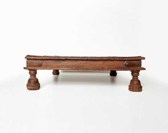 Image 1 of Table rituelle indienne ancienne de type Bajot bois et laiton – Rajasthan ou Gujarat – fin XIXe siècle