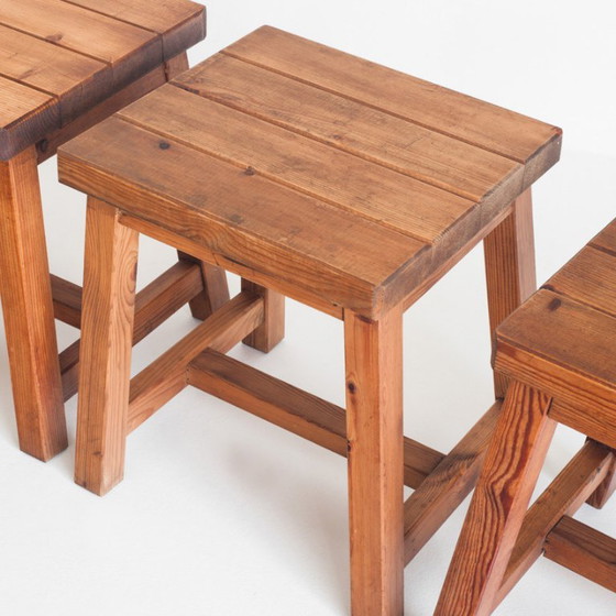 Ensemble de 4 tabourets vintage en pin. France, années 1980. – Wood (photo 8 of 12)