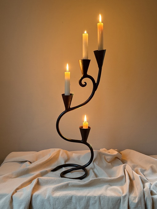 Candeliere vintage in ghisa a spirale