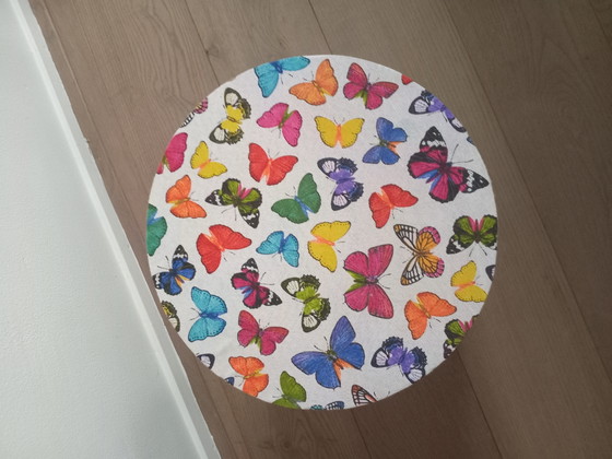 Pouf mit Kissen aus Schmetterlingsstoff – Hocker & Poufs, Textile (photo 4 of 6)
