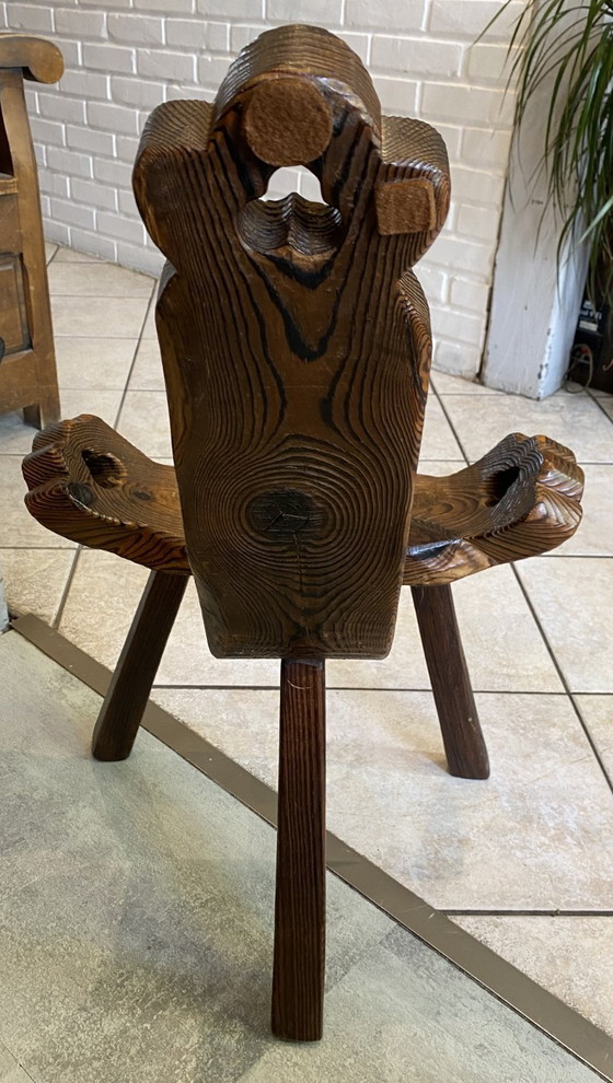 Image 1 of antieke brutalistische driepootstoel nr. 1, gesneden uit massief hout