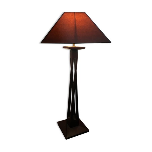 Mahagoni-Lampe mit einem skulpturalen Sockel.